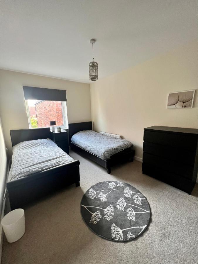 Spacious 2-Bedroom House With Free Parking Chatham  Exterior foto
