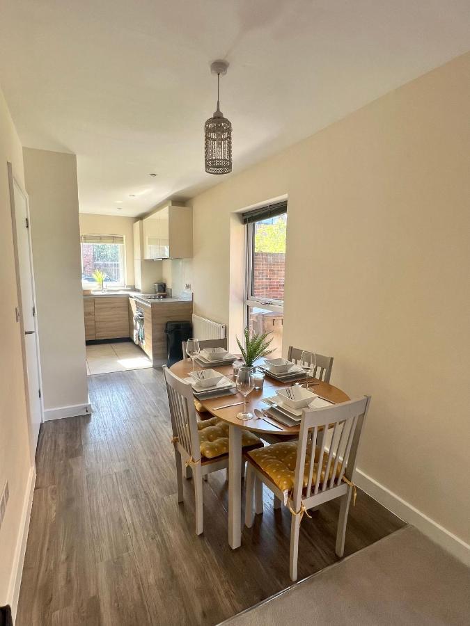 Spacious 2-Bedroom House With Free Parking Chatham  Exterior foto