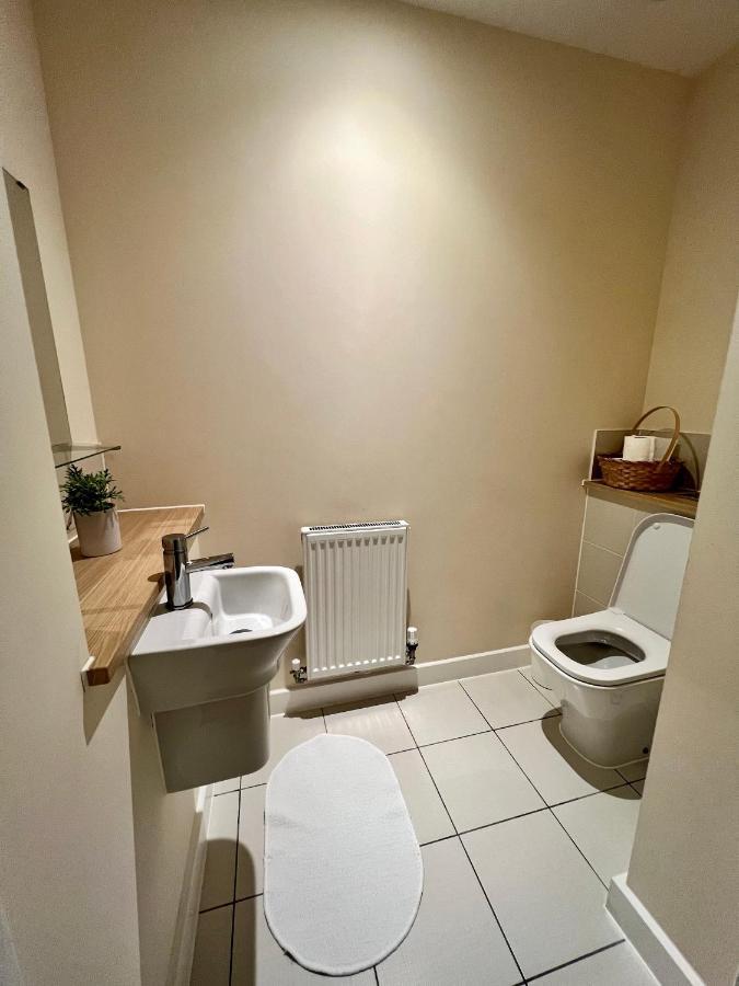 Spacious 2-Bedroom House With Free Parking Chatham  Exterior foto